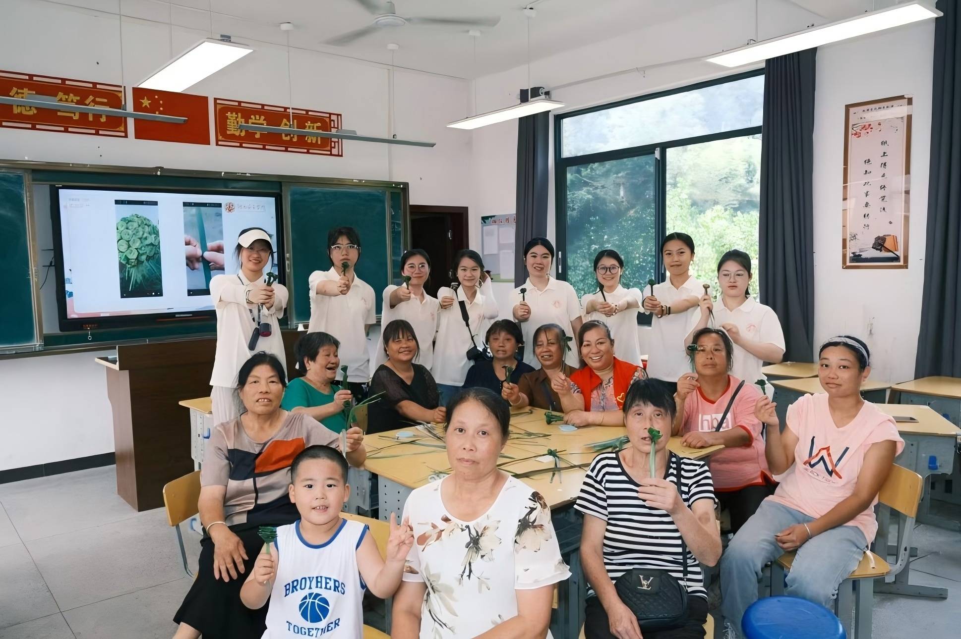 ���z�ؾ��M(j��n)�l(xi��ng)�������ֿ������d�� ��������Ů�ӌW(xu��)Ժ��(sh��)�`�F(tu��n)��(chu��ng)���x����ƺ�l(xi��ng)Ů�԰l(f��)չ