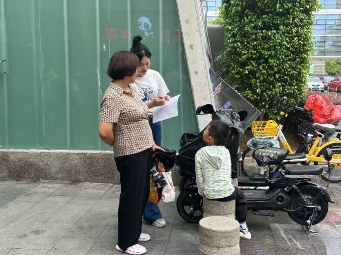 圖為實(shí)踐隊(duì)指導(dǎo)老師張紫琴訪談居民對(duì)“提升本島”的感知