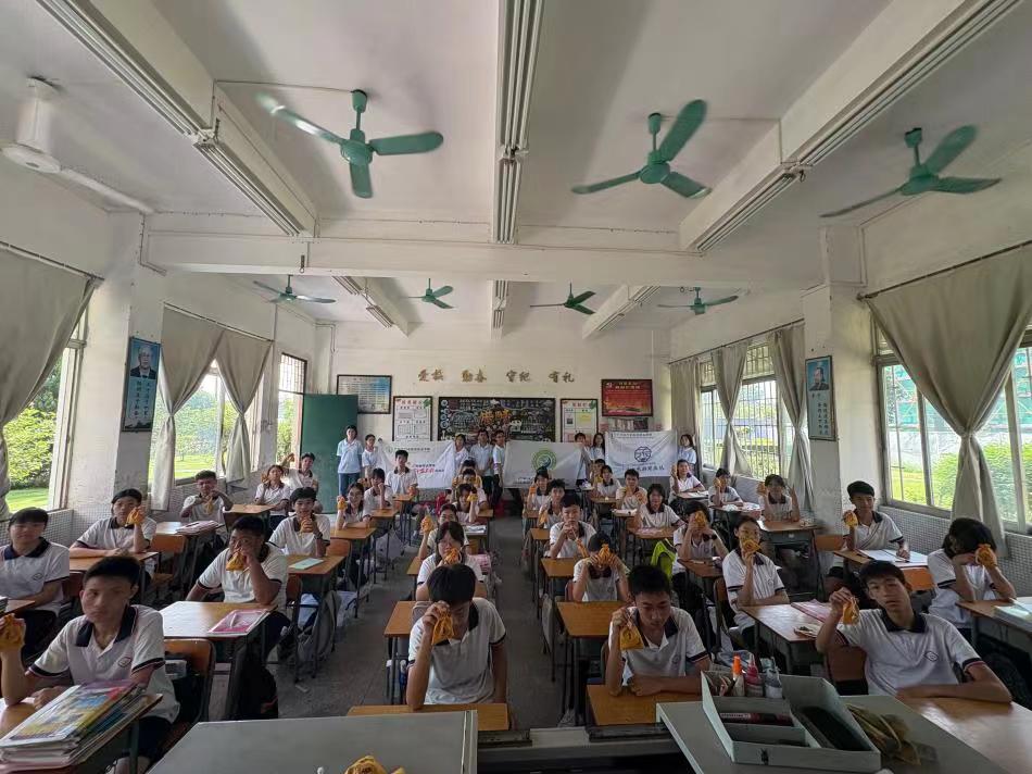 圖為隊員們和同學們集體合照留念