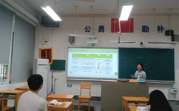 �RԺ˼��ϵ���Lɳ�е�һ�ЌW(xu��)��(sh��)��(x��)�(du��)���M(j��n)��һ݆��ʽ���n