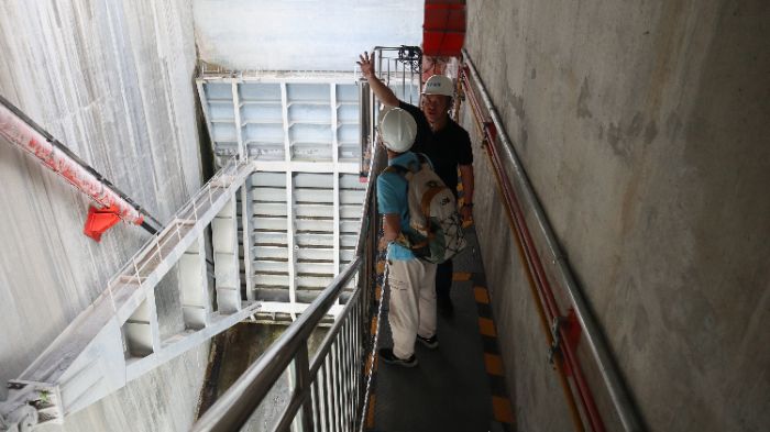 成員觀察放水閘門(mén)結(jié)構(gòu)及啟閉系統(tǒng) 宋天浩攝