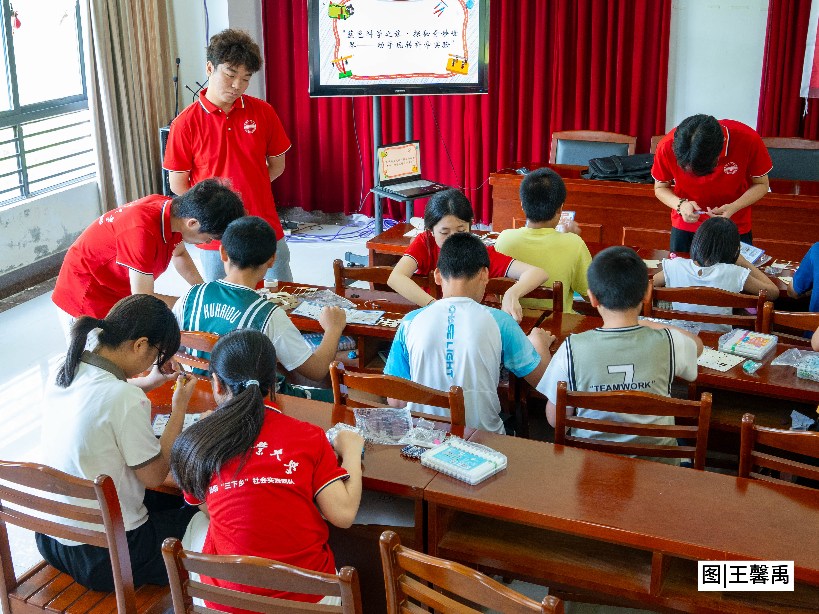 {ɫƌW(xu)֮þ`ͯȤ Aʣl(xing)LF꠰鸣Ժͯ̽