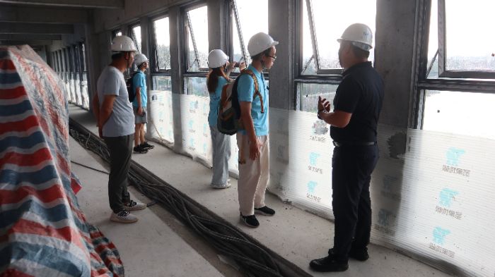 成員在技術(shù)指導(dǎo)下了解下泄水流的流態(tài)和壓力分布 宋天浩攝