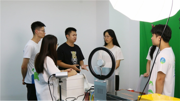 V|ƼW(xu)Ժl(xing)(sh)xټta(chn)I(y)ͻꠣطƬ l(xing)d