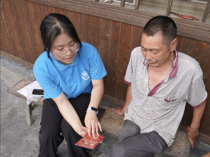 團(tuán)員向寨民宣傳憲法