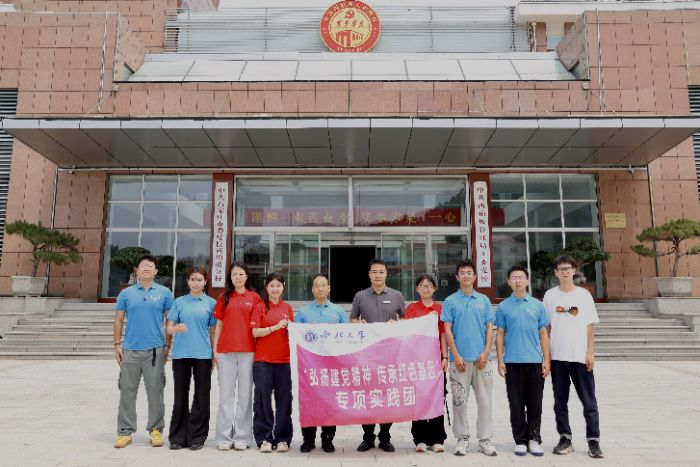 (中共西柏坡工委黨校副校長于海龍老師與實(shí)踐隊(duì)合影,田浩辰攝)