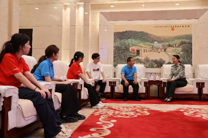 (西柏坡紀(jì)念館講解員閆文彥老師為實(shí)踐隊(duì)成員講述紅色故事,田浩辰攝)