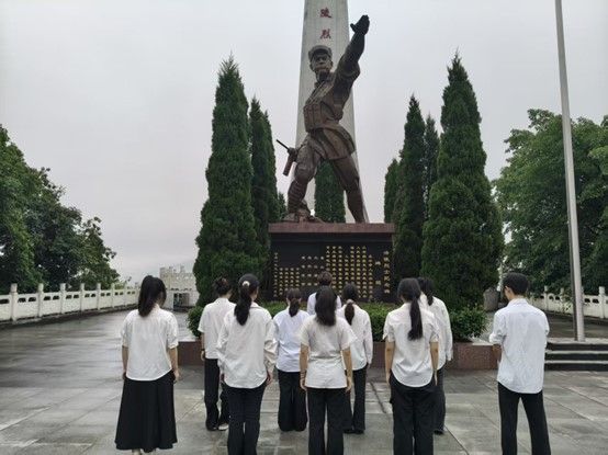 LW(xu)Ժ^[(sh)`F(tun)ʿ@_չ}