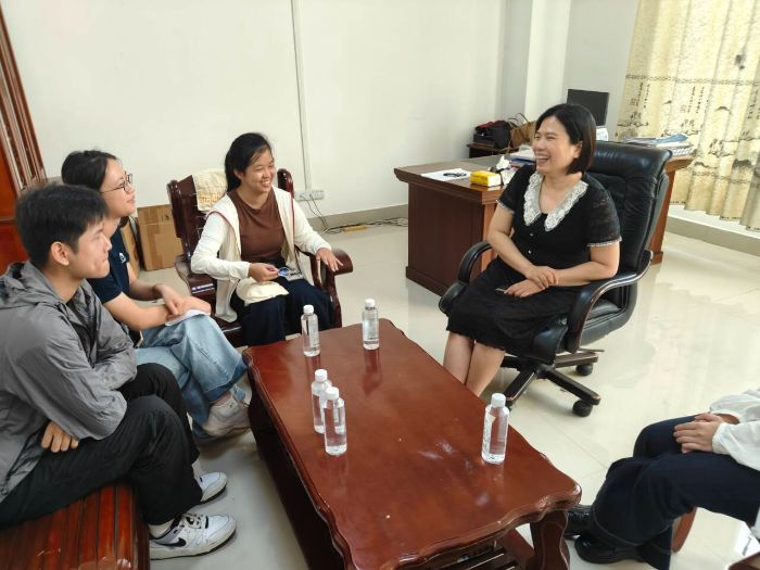 團(tuán)隊成員與陸川中學(xué)謝冰副校長會談
