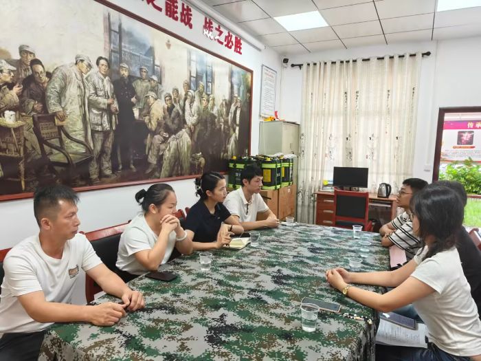 團(tuán)隊成員與溫泉鎮(zhèn)政府、民政局、婦聯(lián)、團(tuán)委書記進(jìn)行會談