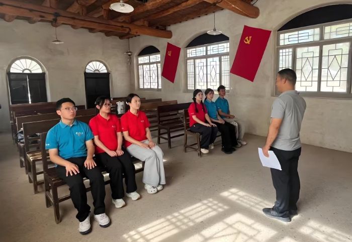 (帶隊(duì)老師張虎為實(shí)踐隊(duì)講授主題黨課,田浩辰攝)