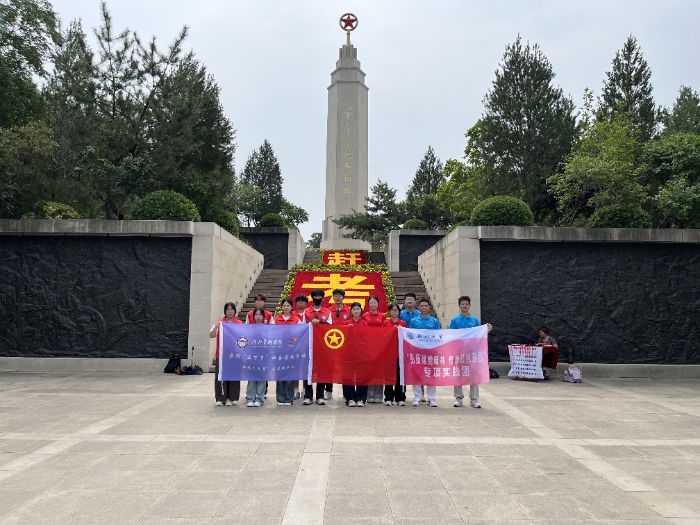 (西北大學(xué)“紅韻綠意”西柏坡實(shí)踐隊(duì)與河北美術(shù)學(xué)院暑期實(shí)踐隊(duì)在趕考廣場的合影,田浩辰攝)