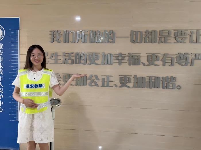 圖為孫瑗璐同學(xué)學(xué)習(xí)淮安市救助管理站工作宗旨。劉欣冉攝